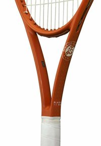 Racchetta da tennis con un telaio arancione a motivo testurizzato, corde bianche e un'impugnatura bianca avvolta. Logo visibile vicino al manico.