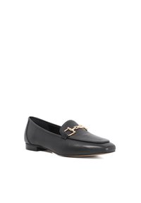Zwarte leren loafers met een elegante uitstraling, spitse neus en goudkleurige accenten op de bovenkant. Platte hak en een gladde textuur.