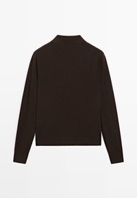 Brauner langärmeliger Pullover mit einem kragenförmigen Halsauschnitt, einer glatten Textur und einem figurbetonenden Saum. Keine sichtbaren Muster oder Verzierungen.