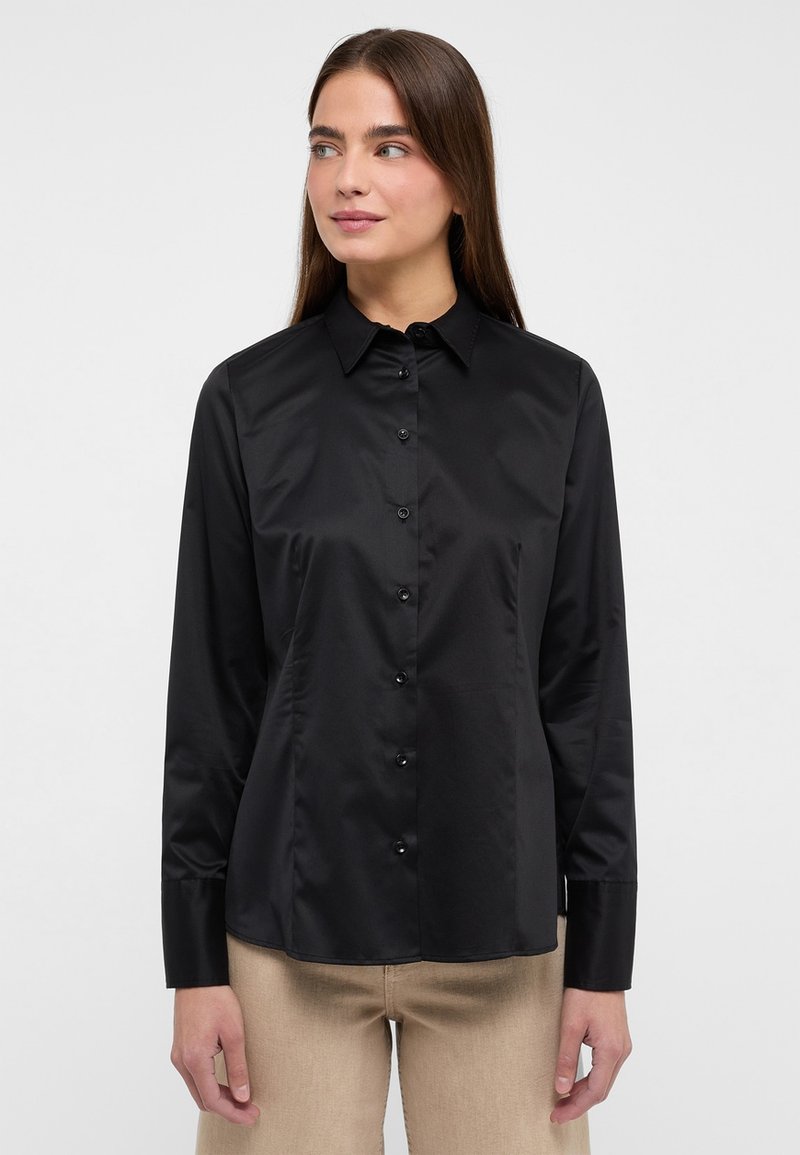 Schwarze Hemdjacke aus glattem Stoff mit klassischem Kragen, langen Ärmeln und taillierter Passform sowie schwarzen Knöpfen.
