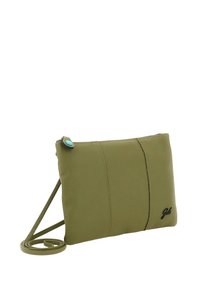 Borsa crossbody in pelle verde con superficie texturizzata, chiusura a zip e accento turchese chiaro. Presenta un logo nell'angolo in basso a destra.