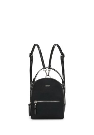 Sac à dos Kazar noir avec poche zippée argentée, bretelles brillantes réglables et petite poignée supérieure sur fond blanc.