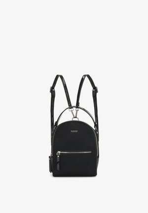 Sac à dos Kazar noir avec poche zippée argentée, bretelles brillantes réglables et petite poignée supérieure sur fond blanc.