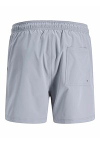Short gris clair avec taille élastique et poche plaquée à l’arrière avec un petit œillet métallique sur le côté droit.