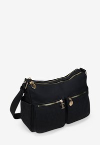 Bolsa sintética negra con dos compartimentos con cremallera, herrajes en tono dorado, frontal texturizado y correa de hombro ajustable.