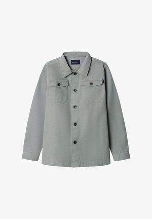 Veste légère vert clair en coton, avec deux poches poitrine, boutons noirs et col classique.