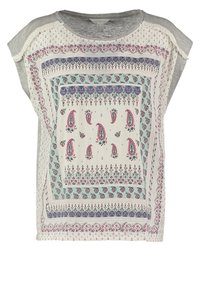 Korte mouw top met een lichtgrijze ronde hals en een patroon van paisley ontwerpen in rood, blauw en groen op een crème achtergrond.