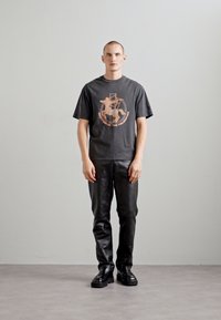 Neil Barrett DROPPED SHOULDER ROCK BAND ZODIAC SAGITTARIUS - Camiseta estampada - black