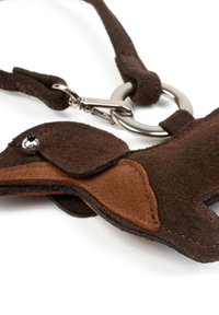 Porte-clés en suède marron en forme de chien avec quincaillerie en métal, présentant un accent en cuir marron contrastant et un détail d'œil en perle noire.