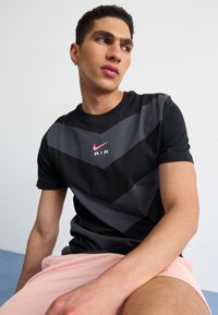 Nike Sportswear AIR TEE - Print T-shirt - black