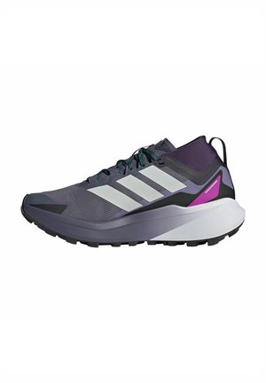 Scarpe sportive viola e grigie con strisce bianche, tomaia in tessuto a rete testurizzato, colletto imbottito e suola in gomma con motivi di trazione.