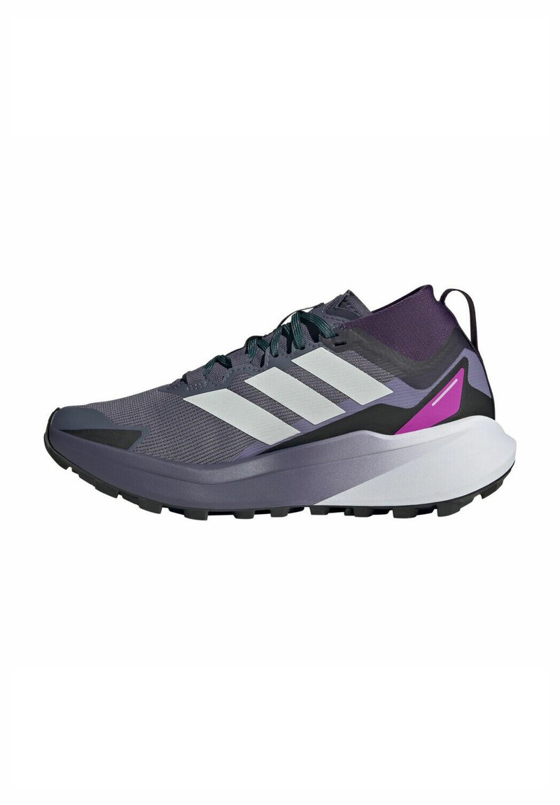 Scarpe sportive viola e grigie con strisce bianche, tomaia in tessuto a rete testurizzato, colletto imbottito e suola in gomma con motivi di trazione.