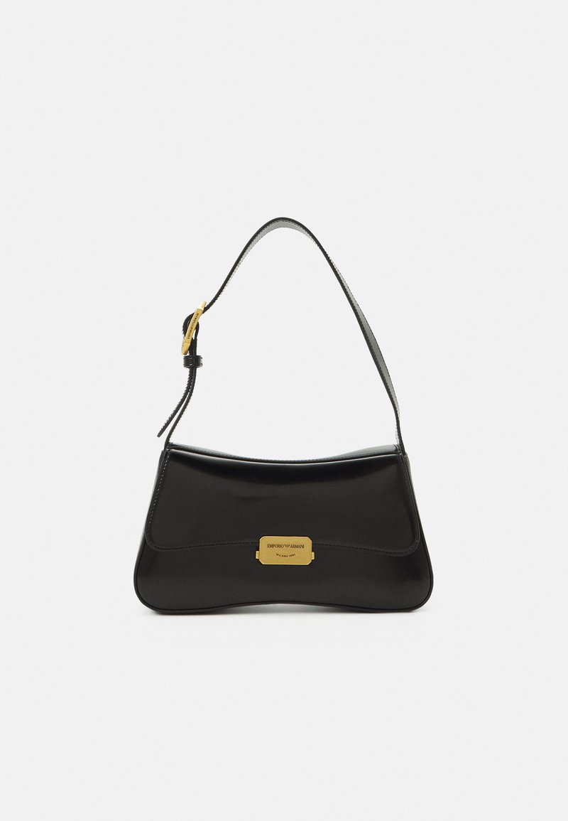 Sac à main en cuir noir avec un design courbé, accent de plaque logo dorée et une fine bandoulière. Texture lisse avec une finition élégante.