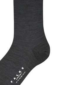Tummanharmaat sukat, valmistettu pehmeästä materiaalista. Niissä on sileä pinta ja brändäys nilkan kohdalla. Suunniteltu mukavuutta ja kestävyyttä varten.