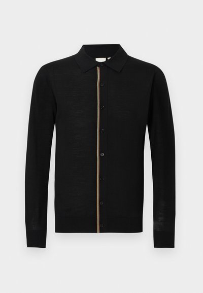 Μαύρο πουκάμισο με μακριά μανίκια από ελαφρύ ύφασμα με γιακά, με λωρίδες σε ουράνιο τόξο στην ταινία κουμπώματος και κλείσιμο με κουμπιά.