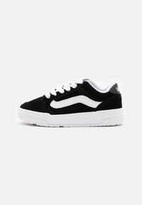 Schwarze Wildledersneaker mit weißer Gummisohle, weißen Akzenten und Schnürsenkeln. Verfügt über ein klassisches Seitenstreifen-Design und einen gepolsterten Kragen.