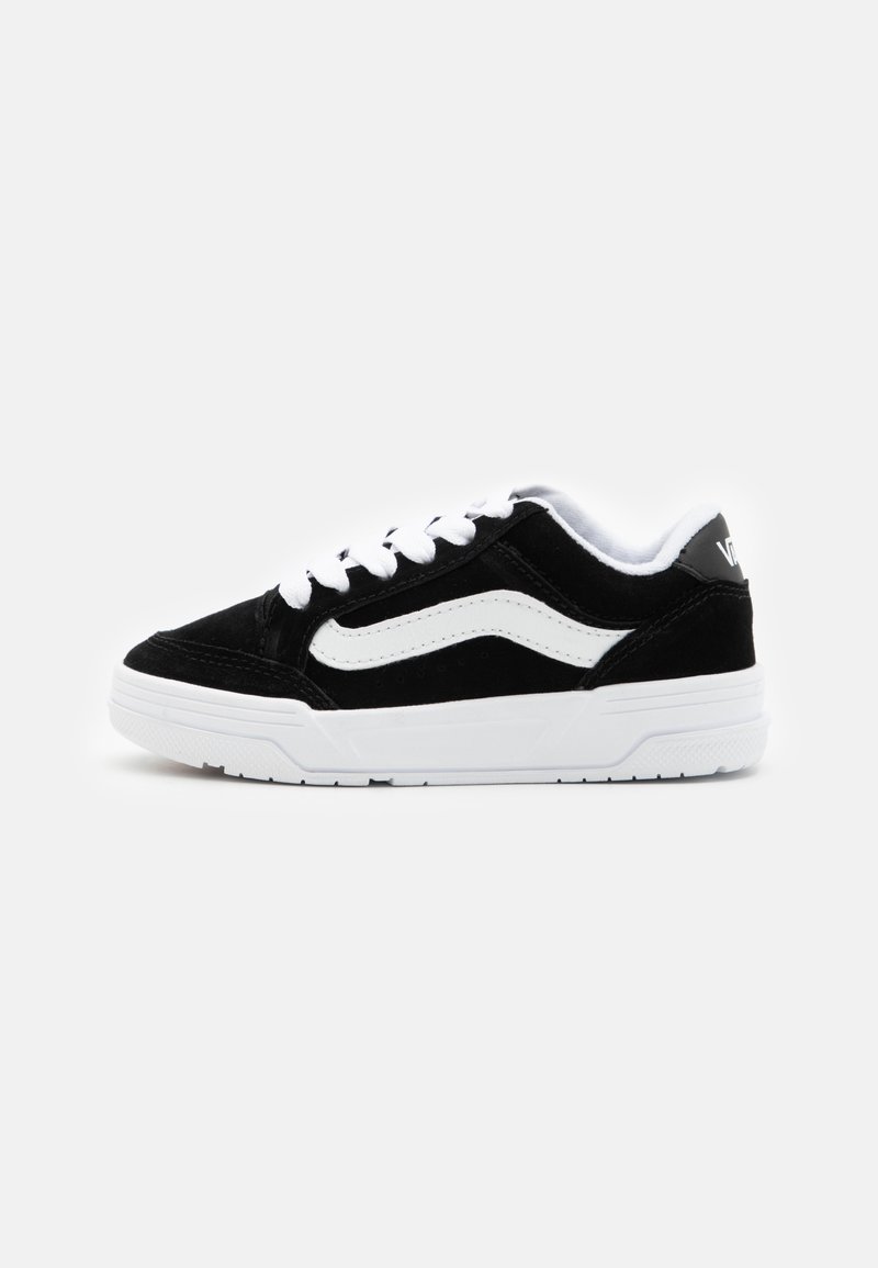 Schwarze Wildledersneaker mit weißer Gummisohle, weißen Akzenten und Schnürsenkeln. Verfügt über ein klassisches Seitenstreifen-Design und einen gepolsterten Kragen.