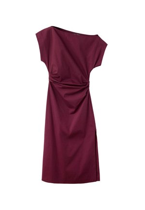 Vestido burdeos sin mangas hasta la rodilla con abertura lateral y detalle fruncido en la cintura, exhibido sobre fondo blanco.
