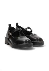 Zapatos de cuero negro con punta redondeada, correa en el empeine y suela gruesa y texturizada. Cuentan con una hebilla lateral y bucles para facilitar su uso.