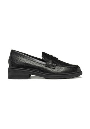 Mocassin noir en cuir texturé avec petit talon empilé et bride décorative sur le dessus, présenté en profil latéral sur fond blanc.