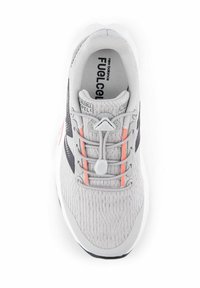 Zapatilla deportiva de color gris claro con una parte superior texturizada, sistema de cordones integrado, acentos negros y una suela blanca con un tacón grueso.