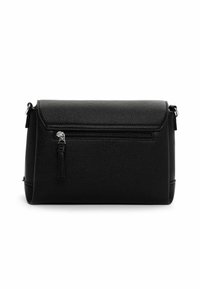 Borsa a mano nera in pelle texturizzata con forma rettangolare, dotata di una tasca frontale con zip, ferrature argentate e chiusura a patta.