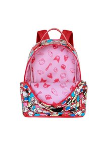 La mochila roja y estampada cuenta con un cierre de cremallera, dos correas y un interior rosa con motivos de personajes. Está hecha de un material duradero.