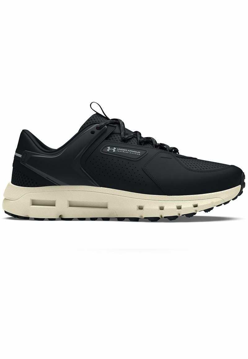 Czarne buty sportowe z teksturowaną cholewką, z perforowanymi detalami, jasnobeżową podeszwą środkową i trwałą czarną gumową podeszwą.