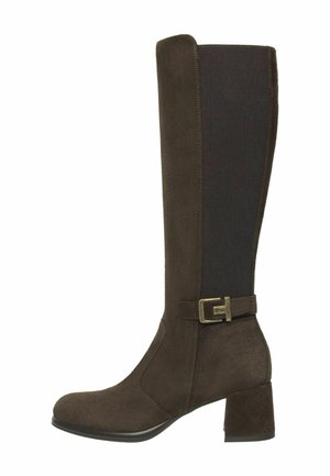 Botte en suède marron foncé, hauteur genou, avec un talon bloc, panneau latéral élastique et boucle décorative sur le côté.