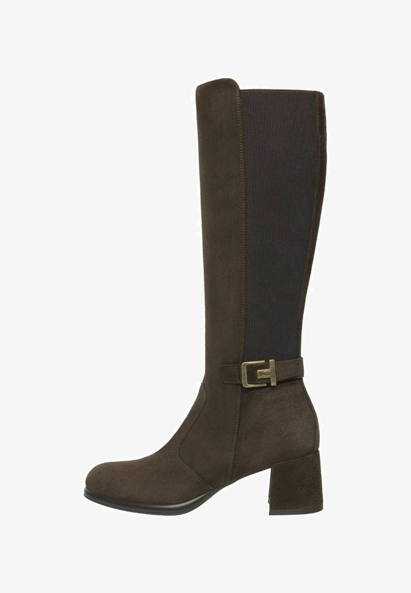 Stivale sopra il ginocchio in suede marrone scuro con tacco a blocco, pannello elastico laterale e fibbia decorativa laterale.