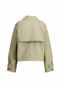 Vaalean beige cropped-takki, jossa on takakappa, pitkät hihat ja napilliset hihansuut. Valmistettu sileästä, pehmeästä kankaasta, jossa on minimalistinen muotoilu.