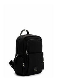 Černý kompaktní batoh s několika kapsami na zip, polstrovanou konstrukcí a horním madlem pro nošení, zobrazený na bílém pozadí.