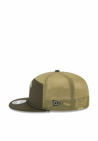 Olivgrüne Mütze mit flachem Schild, Netzrücken und strukturierter Oberfläche. Verfügt über ein gesticktes Logo und kontrastierende dunkle Akzente.