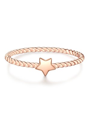 Anillo con banda torcida de oro rosa con un centro pulido en forma de estrella sobre un fondo blanco.