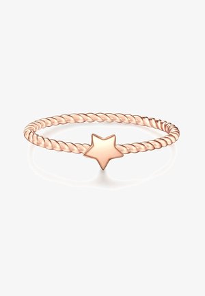 Bague à anneau torsadé en or rose avec un centre en forme d'étoile poli sur fond blanc.