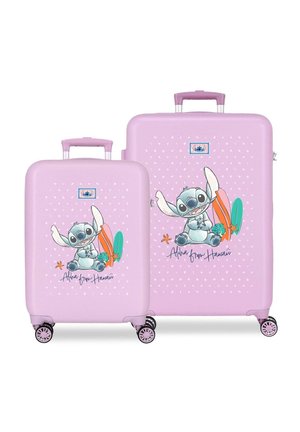 Dos maletas rígidas color lavanda con dibujos de Stitch caricatura, tablas de surf, estrellas de mar y texto "Aloha desde Hawaii" en el frente, cada una con cuatro ruedas giratorias.