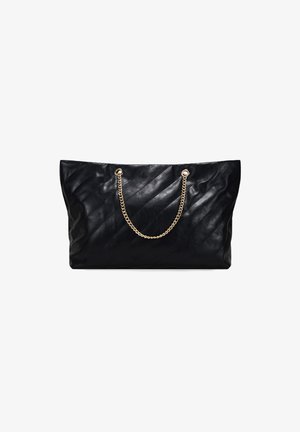 Bolso de mano de cuero negro acolchado con asas de cadena dorada, de forma rectangular y textura suave, sobre un fondo blanco.