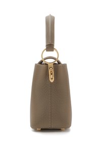 Sac à main en cuir khaki avec une forme structurée, une anse supérieure et des garnitures en or, avec un détail de fermoir et une texture subtile.