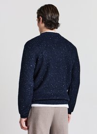 Maglione lavorato a maglia blu navy con un design testurizzato a coste. Include screziature di colori più chiari e scollo rotondo. Vestibilità casual con maniche lunghe.