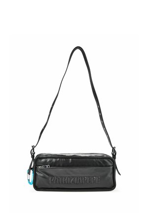 Schwarze rechteckige Lederschultertasche mit geprägtem Patrizia Pepe-Logo und verstellbarem Riemen, mit blauem Karabiner an der Seite.