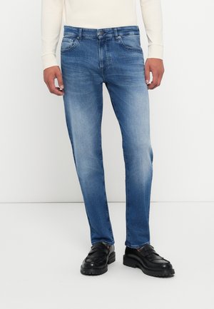 Calças de ganga azul para homem, corte straight, com um tom médio e um leve desbotamento, cinco bolsos e terminado com um fecho de botão metálico.