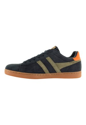Zapatillas de ante en azul oscuro con franjas verde oliva, acento en el talón naranja y suela de goma. Presentan una textura suave y punta redondeada.