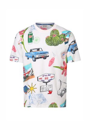 Maglietta bianca con stampe colorate che includono camion vintage blu, cactus, fiori, un'insegna di diner, una macchina fotografica e il Golden Gate Bridge.