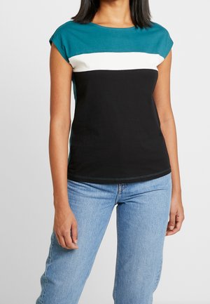 Kortärmelig top in teal, wit en zwart. Kleurblokontwerp met een ronde hals. Gemaakt van zachte katoen met een gladde textuur.