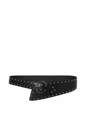 Zwarte leren riem met zilveren studs, ronde metalen gesp en puntige uiteinde detail.