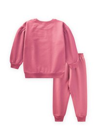 Sudadera rosa de manga larga con mangas abullonadas y pantalones jogger de cintura elástica a juego, ambos con puños acanalados, dispuestos sobre un fondo blanco.