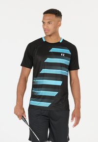 Svart sportt-shirt med blå geometriska ränder, korta ärmar, rund halsringning, mjuk textur och FZ-logotyp på bröstet.