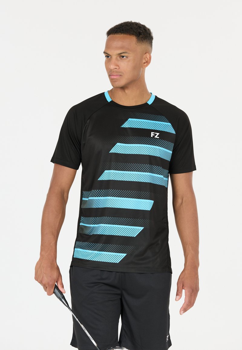 Svart sportt-shirt med blå geometriska ränder, korta ärmar, rund halsringning, mjuk textur och FZ-logotyp på bröstet.
