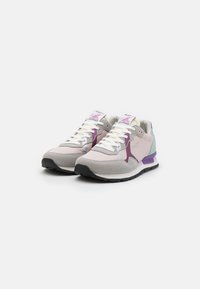 Zapatillas ligeras que presentan una combinación de paneles de ante suave en gris claro, rosa y púrpura, con una suela texturizada y cordones blancos.