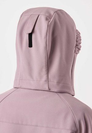 Tył różowej, stonowanej kurtki z kapturem, wyposażonej w czarną pętlę z materiału oraz marszczoną elastyczną krawędź kaptura.